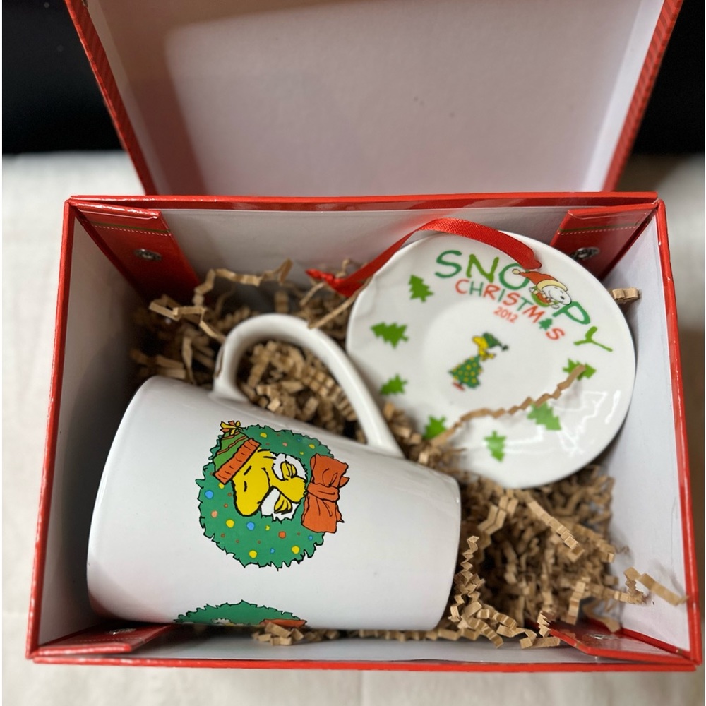 2012 Peanuts Collectible Holiday Snoopy Christmas Gift Box Set w/Mug & Ornament